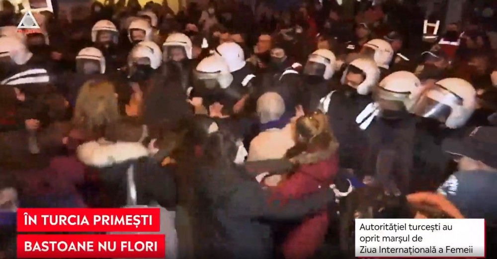 De 8 martie, femeile din Istanbul au primit bastoane în loc de flori